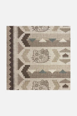 Hello Kitty Kilim Mokka Teppich(Hello Kitty Kilim Mokka Teppich) 15 Hello Kitty Kilim Mokka Teppich(Hello Kitty Kilim Mokka Teppich) -Wohn Teppich Welt 0499 HelloKittyKilimMokka Zoom e58b5870 adbd 4a26 b2b2 7759f99990e7