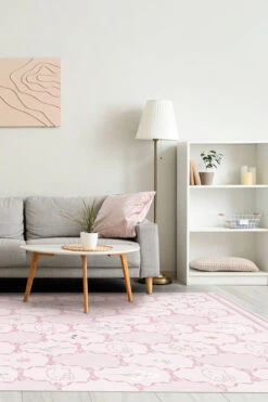 Hello Kitty Schleife Sakura Teppich(Hello Kitty Schleife Sakura Teppich) 12 Hello Kitty Schleife Sakura Teppich(Hello Kitty Schleife Sakura Teppich) -Wohn Teppich Welt 0503 HelloKittySchleifeSakura Shopify Room