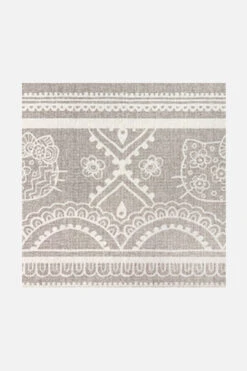 Hello Kitty Ritual Taupe Teppich(Hello Kitty Ritual Taupe Teppich) -Wohn Teppich Welt 0504 HelloKittyRitualTaupe Zoom bf466424 12cd 4985 b965 6002f0ab13e9