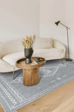 Hello Kitty Tribal Grau Teppich(Hello Kitty Tribal Grau Teppich) 12 Hello Kitty Tribal Grau Teppich(Hello Kitty Tribal Grau Teppich) -Wohn Teppich Welt 0506 HelloKittyTribalGrau Shopify Room