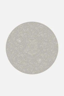 Harry Potter™ Hogwarts Taupe Teppich(Harry Potter Hogwarts Taupe Teppich) 20 Harry Potter™ Hogwarts Taupe Teppich(Harry Potter Hogwarts Taupe Teppich) -Wohn Teppich Welt 0529 Harry Potter Hogwarts Taupe Shopify 200