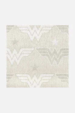 Wonder Woman™ Stern Sand Teppich(Wonder Woman Stern Sand Teppich) -Wohn Teppich Welt 0577 WonderWomanSternSand Shopify zoom b674ea77 608e 4c48 9b2d 8678536d4b92